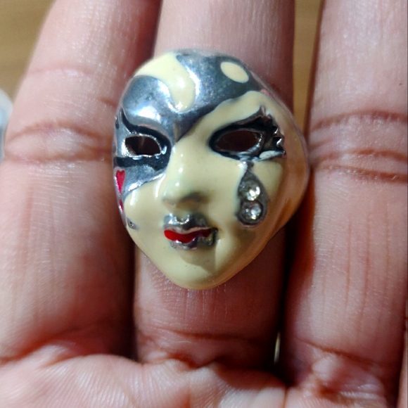 Artsy signature ring